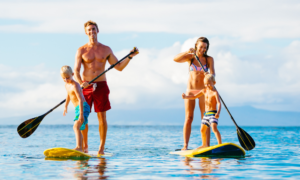 familia haciendo padelsurf de vacaciones