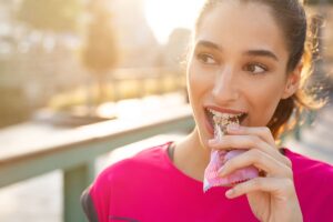 chica comiendo barrita energética 