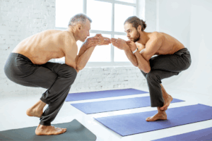 2 hombres haciendo yoga espejo